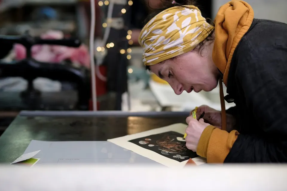 A printmaker working on an etching at HAUSPRINT