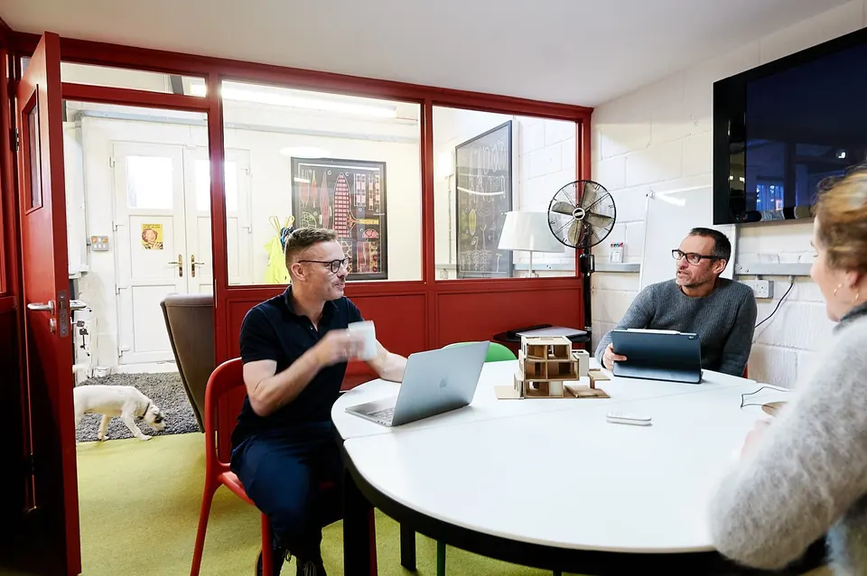 A meeting around the round white table
